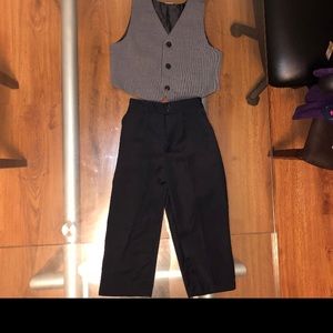 Boys 2 piece suit size 4t. Brand new.